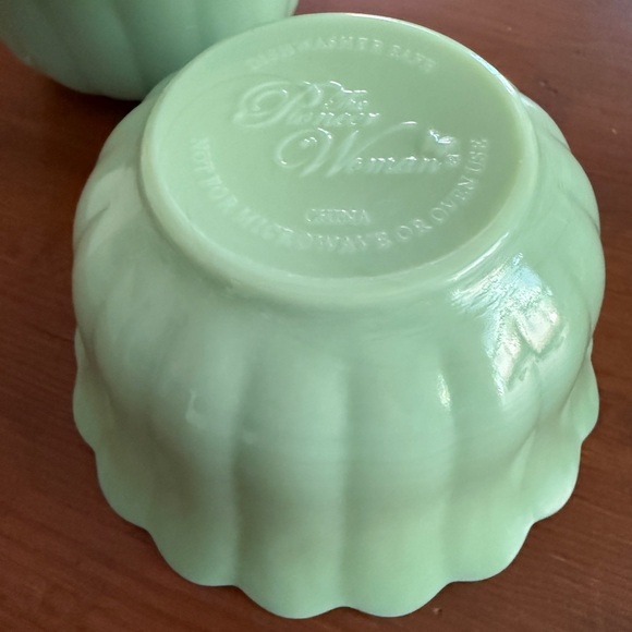 The Pioneer Woman Green Jadeite Scalloped Bowl - Picture 7 of 9